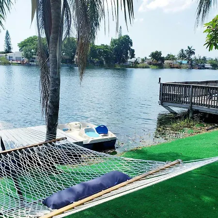 3,2 Lake House With Water Front Bar-3