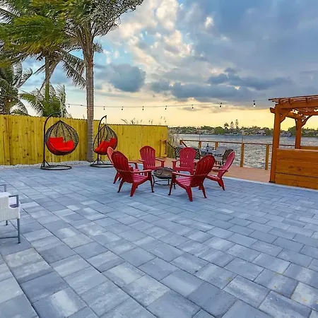 5 Star Pergola & Dine On Sun-Splashed Luxury Deck-3