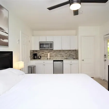 Tropical Getaway Studio-628B-2