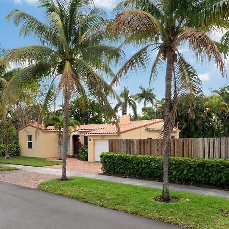Beautiful House With Pool, Garden, Garage Parking And More-2