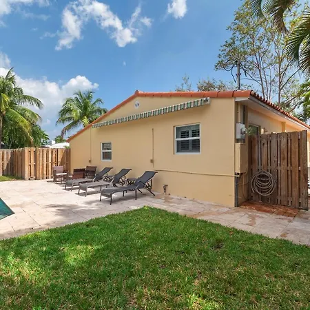 Beautiful House With Pool, Garden, Garage Parking And More-3