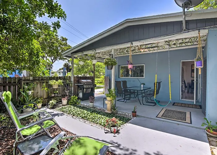 Shady And Eclectic Fort Lauderdale Dwelling With Yard!