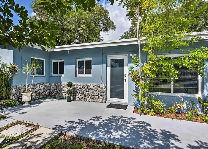 Shady And Eclectic Fort Lauderdale Dwelling With Yard!
