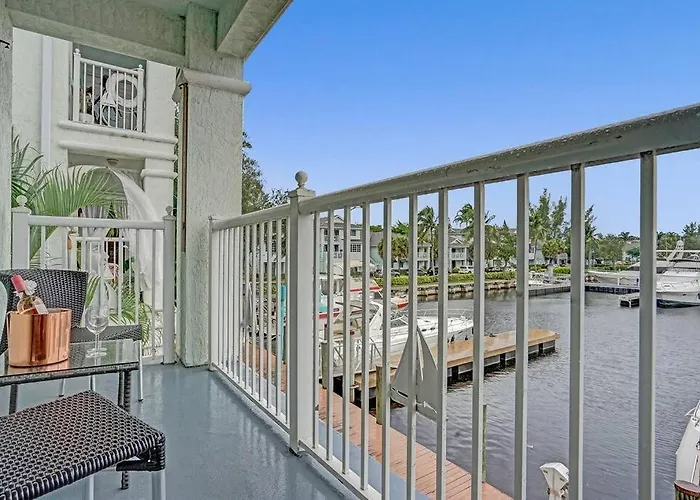 2B Waterfront Villa, Luxury & Fun, Near Beach & Airport