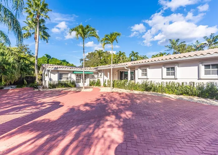 Newly Renovated Pool, Hot Tub, & Epic Backyard