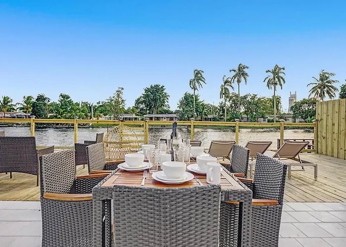 Waterfront Dining Only 5 Min From Hard Rock, Pergola