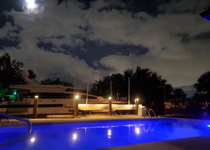 Waterfront Home With Heated Pool & Jacuzzi & Pool Table & Ping Pong Table & Bar By Hard Rock Casino