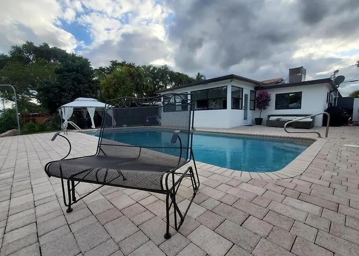 Waterfront Home With Heated Pool & Jacuzzi & Pool Table & Ping Pong Table & Bar By Hard Rock Casino