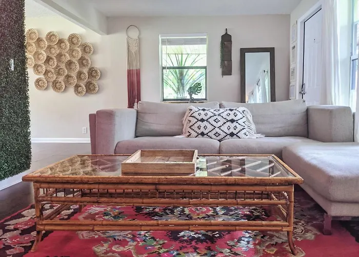 Flamingo Place - One Block To Lauderdale Marine Center - 3 Bedroom - 2 Bath - King Bed