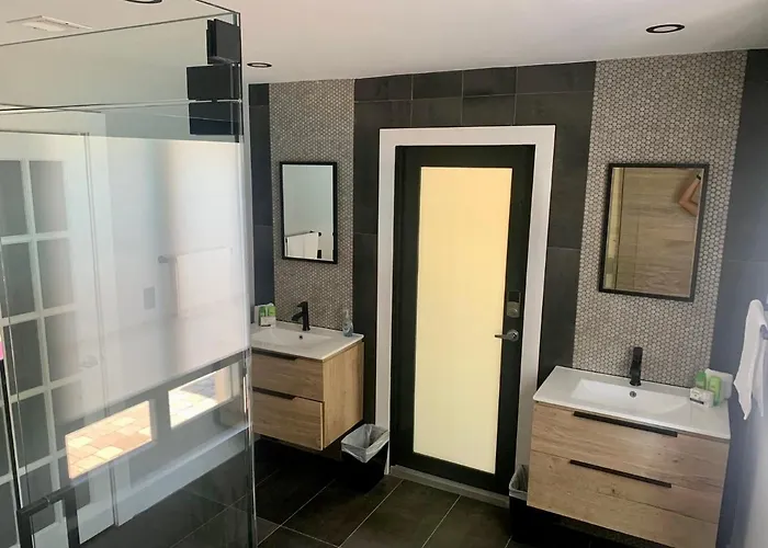 Fantastic 3 Bedroom Heated Salt Pool Home 3 Blocks From Wilton Drive