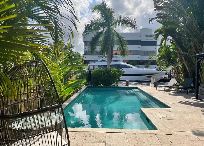 Las Olas Villa With 5 Bedroom, Lakeview, Dock & Pool