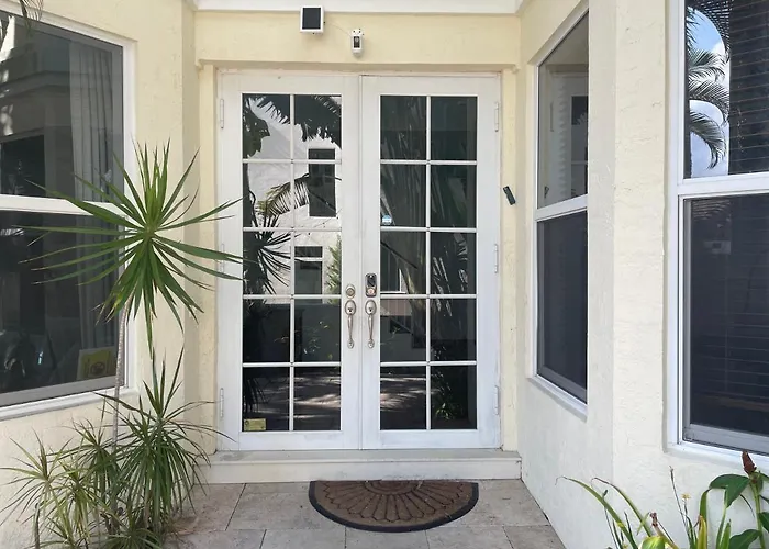 Las Olas Villa With 5 Bedroom, Lakeview, Dock & Pool