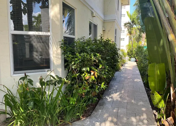 Las Olas Villa With 5 Bedroom, Lakeview, Dock & Pool