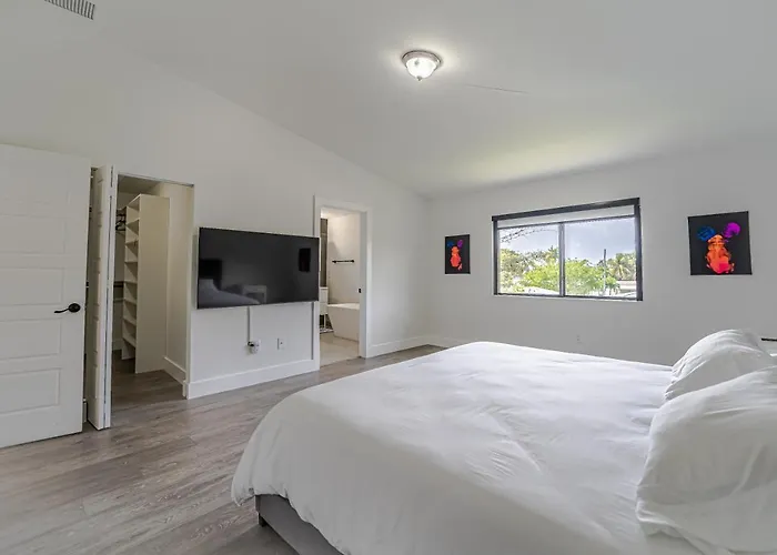 Luxury Condo 4 Beautiful Bedroom Great Location!