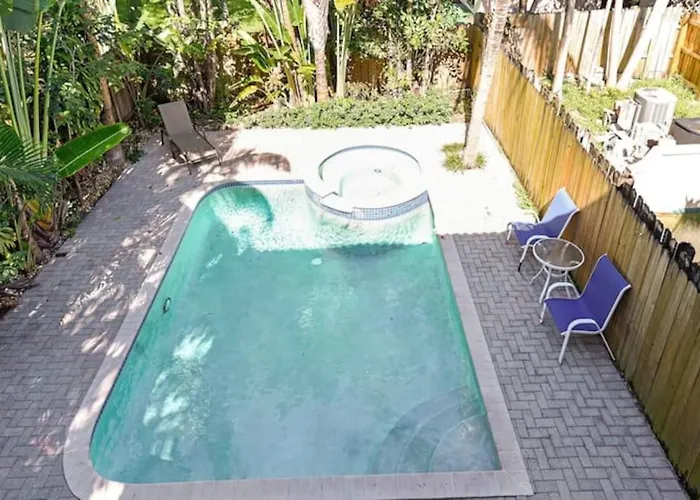 House With Pool Close To Shopping And Beach