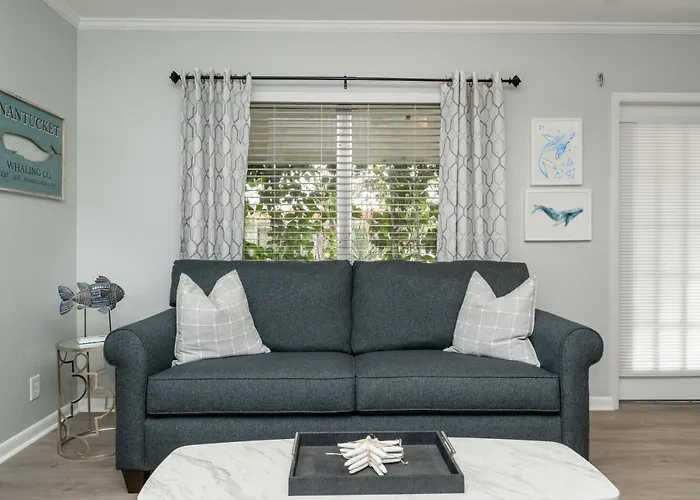 Beach Escape! Beautiful 2/2 Cottage!