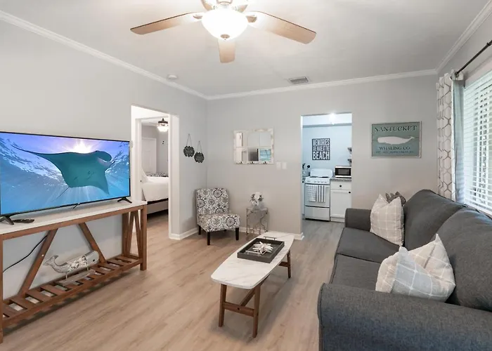 Beach Escape! Beautiful 2/2 Cottage!