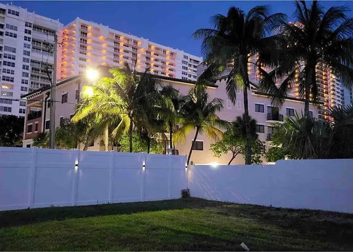 Walktobeach/Luxury Beachhouse/Hottub/Pooltable/Bbq Fort Lauderdale