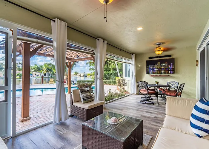 Waterfront Villa: Heated Pool, Dock, Kayaks Fort Lauderdale with Pool