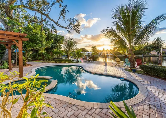 Waterfront Villa: Heated Pool, Dock, Kayaks Fort Lauderdale with Pool