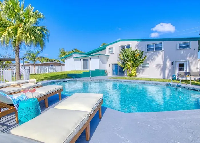 Waterfront Modern Villa With Heated Pool And Dock Fort Lauderdale