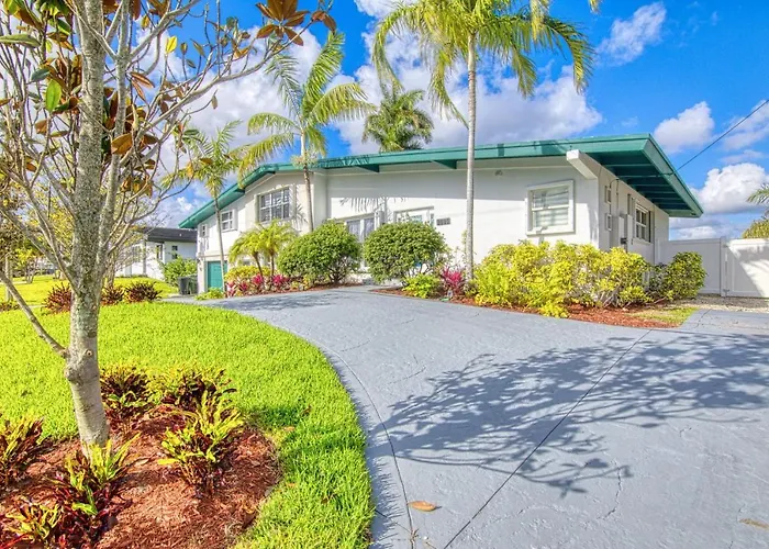 Waterfront Modern Villa With Heated Pool And Dock Fort Lauderdale