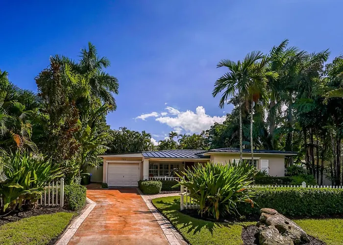 The Garden View 2-Bedroom Home Heated Pool