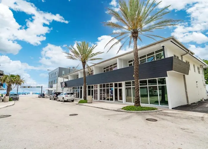The Purple Pelican Beachfront With Ocean Balcony Unit 4