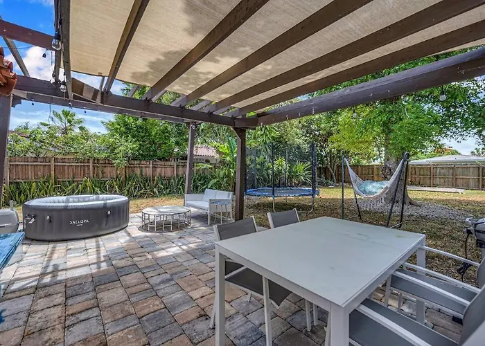 Two Bedroom Residence At Ft Lauderdale With Trampoline, Games & More Fort Lauderdale