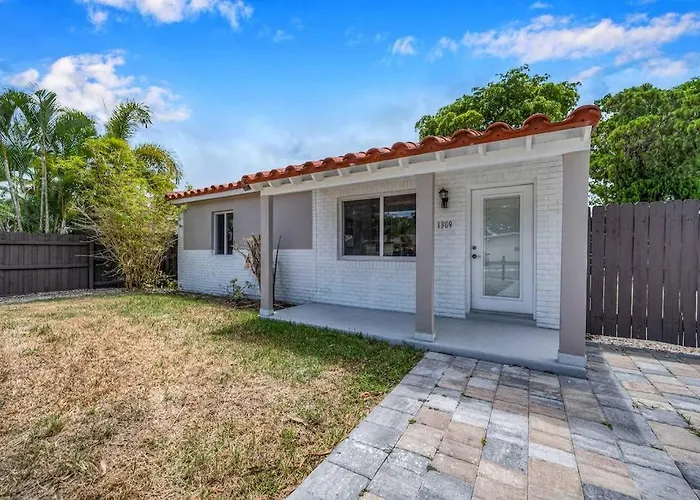 Two Bedroom Residence At Ft Lauderdale With Trampoline, Games & More Fort Lauderdale