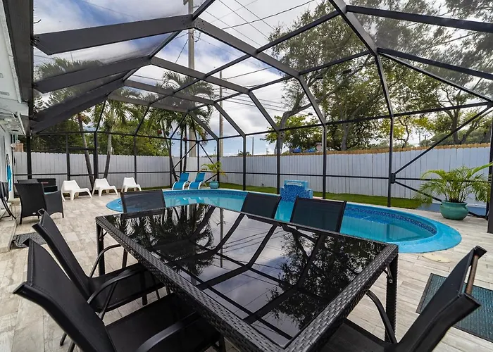 Lake Life Pool House 4 Bdr 2Ba