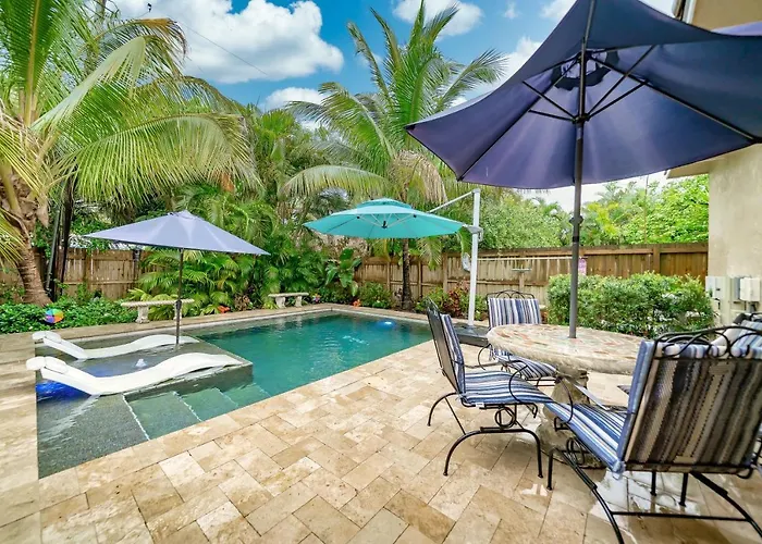Tropical Oasis With Pool & Barbeque