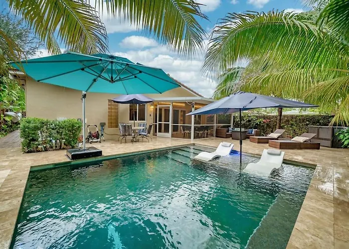Tropical Oasis With Pool & Barbeque