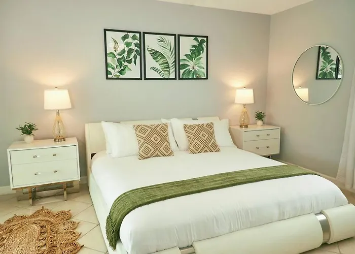 Villa Waterfront, Heated Pool, Games, Boat Dock. Fort Lauderdale