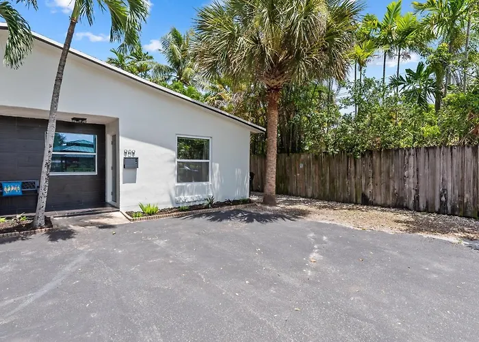 Duplex Renovated Newly Furnished Spacious 2 Miles To Las Olas Riverfront Entertainment District 4 Miles To Beach