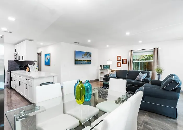 Duplex Renovated Newly Furnished Spacious 2 Miles To Las Olas Riverfront Entertainment District 4 Miles To Beach