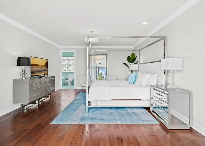 Triple Decker Huge Bathrooms Pool Rooftop Deck Awesome Location