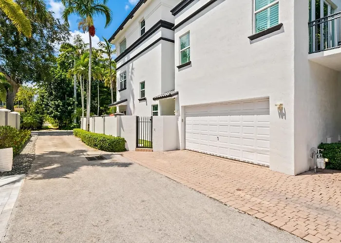 Triple Decker Huge Bathrooms Pool Rooftop Deck Awesome Location