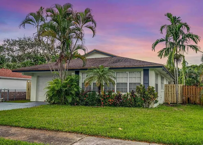 Sea-Renity Villa: Game Room, Cornhole, Beach, 3 Miles From Fll Airport