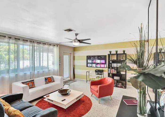 Heated Pool, Parking, 5 Min Walk To Food And Fun!