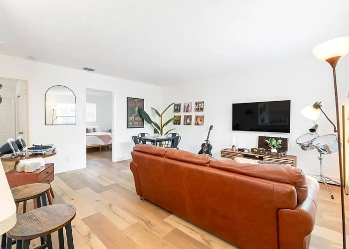 Musicians Lounge - 2 Bedroom With Parking Asssigned