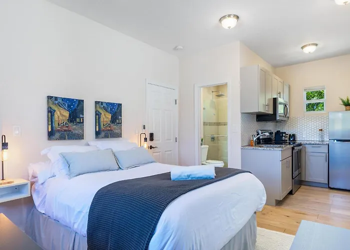 Pet friendly Peaceful Urban Escape Close To Las Olas & Beach Fort Lauderdale