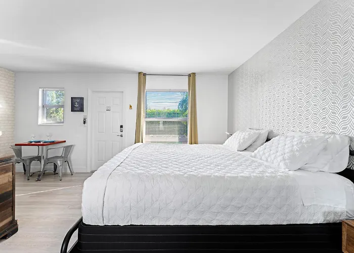 Steps From The Beach-All Renovated Studio Unit #3