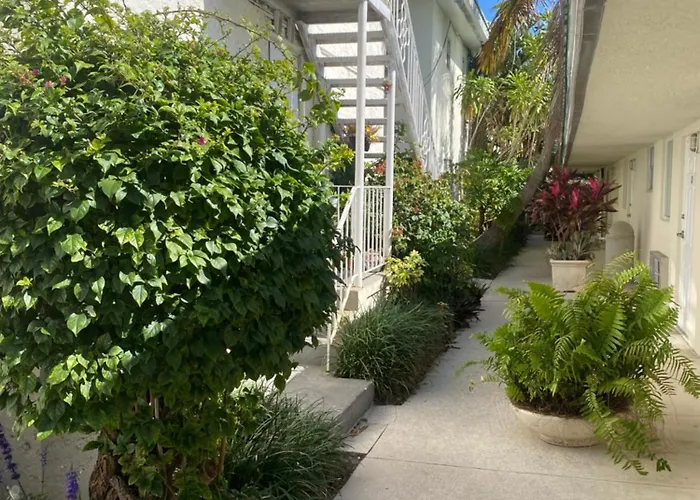 Queens Lodge Motel