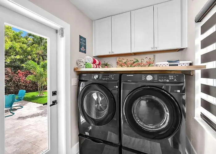 The Frolics -Stunning Wilton Manors Pool Home