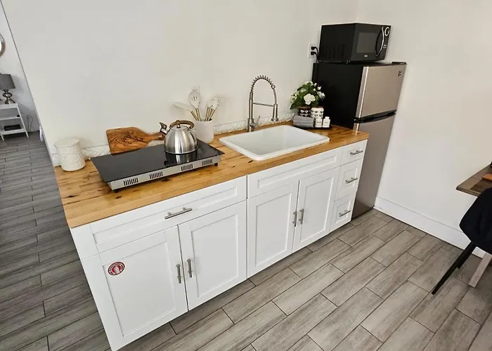 Stylish & Newly-Renovated Suites Near Las Olas