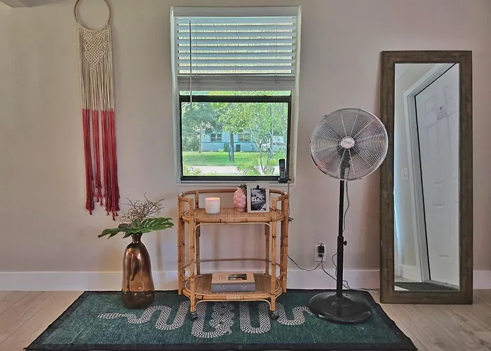 Flamingo Place - One Block To Lauderdale Marine Center - 3 Bedroom - 2 Bath - King Bed