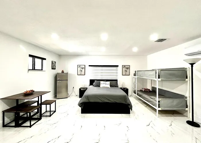 Stylish Studio Retreat Private Entry And Parking