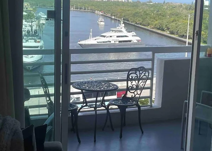 Condo, Breathtaking Water views, King Suite, Hilton Property