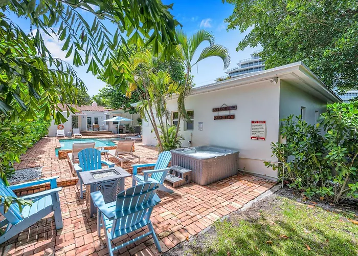 Steps From Beach Quaint Cottage Heated Pool Sand Key Resldences